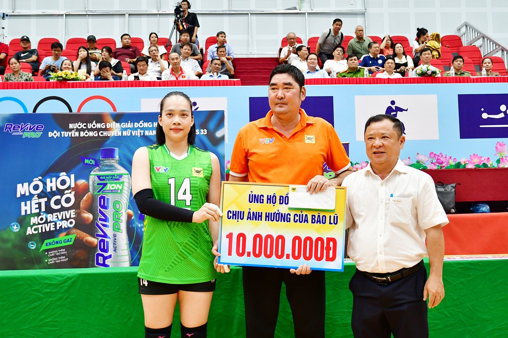 Đại diện đội Bóng chuyền Nữ VTV Bình Điền Long An trao tiền ủng hộ chương trình.