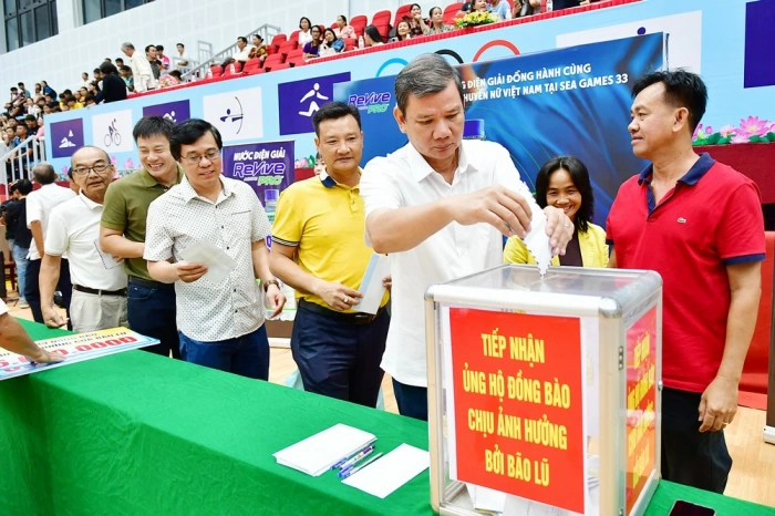 Thi đấu giao hữu bóng chuyền quyên góp ủng hộ đồng bào chịu ảnh hưởng bão lũ