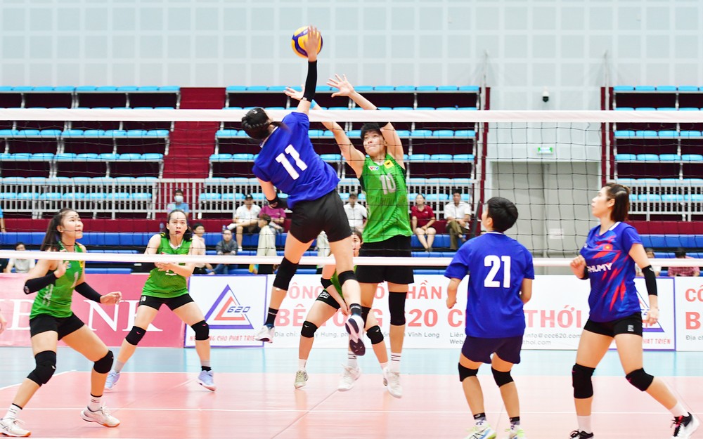  Pha bóng tấn công của đội tuyển bóng chuyền Nữ Việt Nam (phải) trước đội VTV Bình Điền Long An.