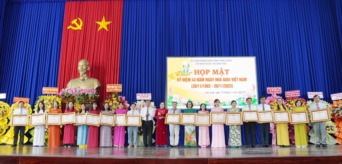 Đồng chí Kim Ngọc Thái và đồng chí Nguyễn Thị Minh Trang trao bằng khen của Thủ tướng Chính phủ cho các cá nhân.