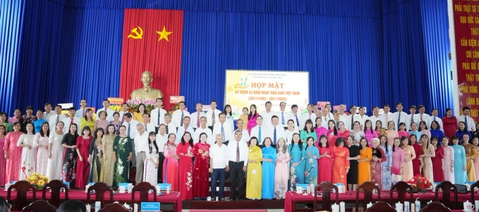 Tuyên dương hơn 200 tập thể, cá nhân xuất sắc nhân kỷ niệm 43 năm Ngày Nhà giáo Việt Nam