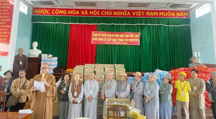 Đoàn tăng ni Phật giáo Vĩnh Long trao hơn 1.100 phần quà cho người dân vùng lũ