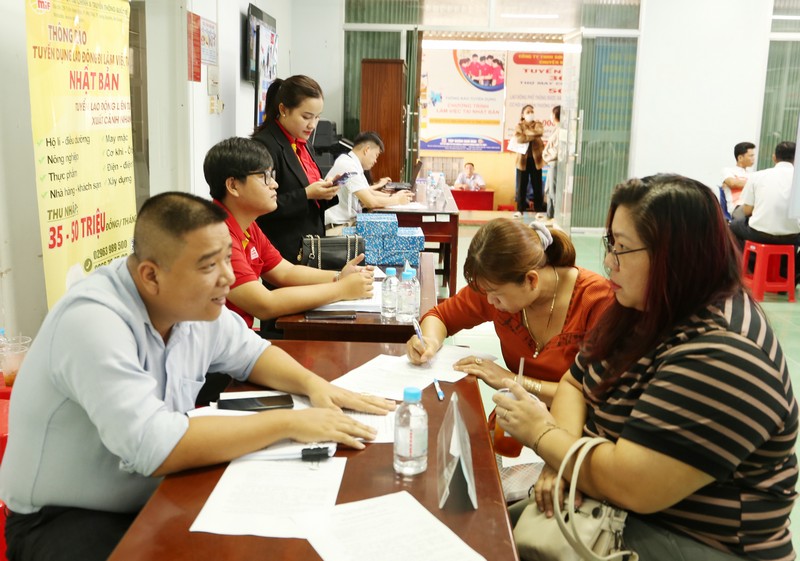 Người lao động tìm hiểu về đào tạo nghề, việc làm tại phiên giao dịch.