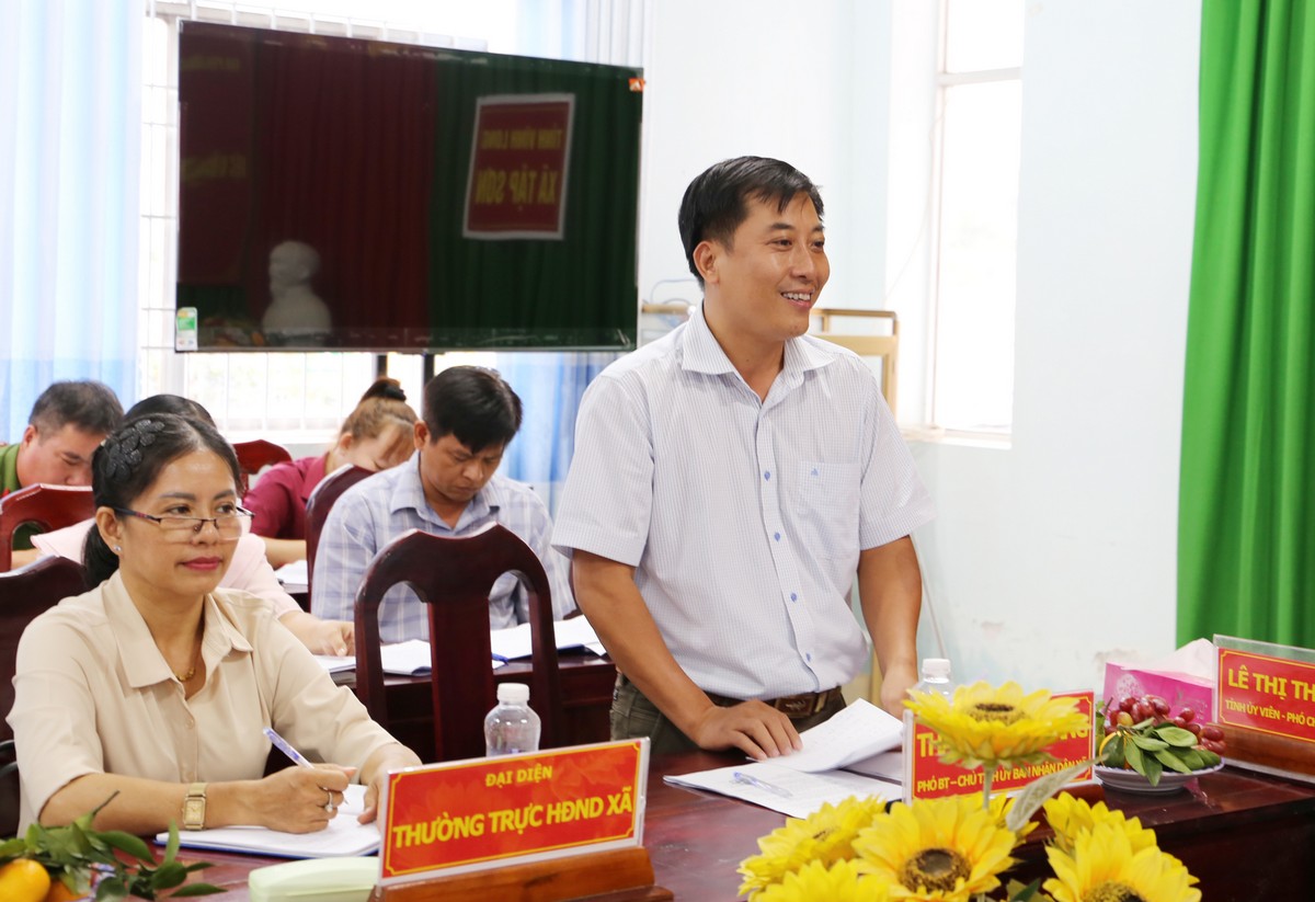 Ông Thái Hoàng Giang- Chủ tịch UBND xã Tập Sơn chia sẻ những khó khăn của xã trong thực hiện chính quyền địa phương 2 cấp.