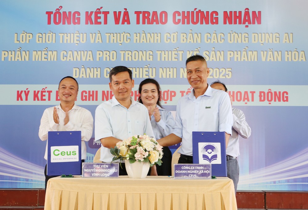 Ông Lâm Văn Tuyên- Giám đốc Thư viện Nguyễn Đình Chiểu Vĩnh Long (thứ 2 bên trái) và ông Nguyễn Hoài Anh- Giám đốc Công ty TNHH Doanh nghiệp xã hội Ceus ký biên bản ghi nhớ.