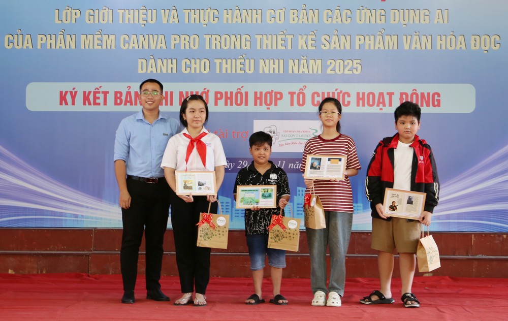 4 học sinh đạt giải C được khen thưởng.