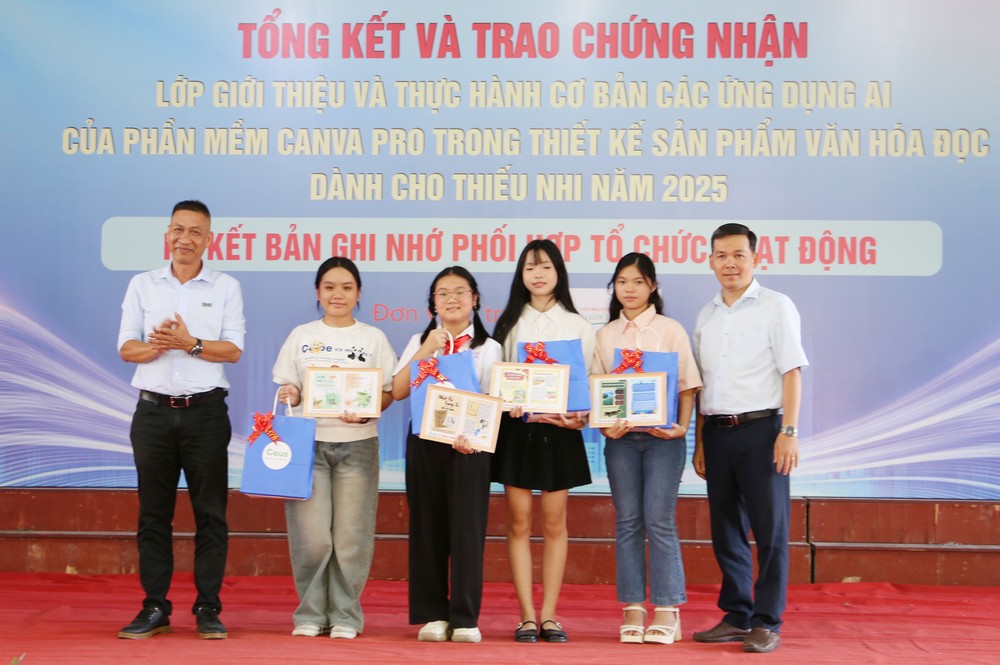 Ông Lâm Văn Tuyên- Giám đốc Thư viện Nguyễn Đình Chiểu Vĩnh Long (bên phải) và ông Nguyễn Hoài Anh- Giám đốc Công ty TNHH Doanh nghiệp xã hội Ceus trao giải A cho 4 học sinh đạt thành tích tốt trong khóa học.