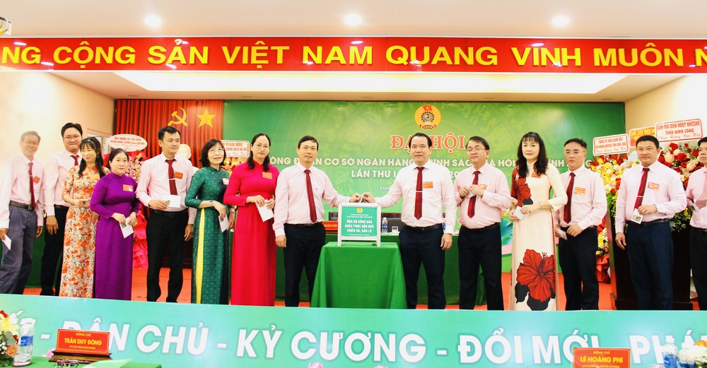 Ông Trần Duy Đông- Chủ tịch Công đoàn Ngân hàng Chính sách xã hội và lãnh đạo, người lao động chi nhánh Ngân hàng Chính sách xã hội tỉnh Vĩnh Long quyên góp ủng hộ đồng bào miền Trung, Tây Nguyên.