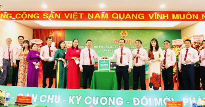 Ngân hàng Chính sách xã hội tỉnh Vĩnh Long quyên góp ủng hộ đồng bào miền Trung, Tây Nguyên