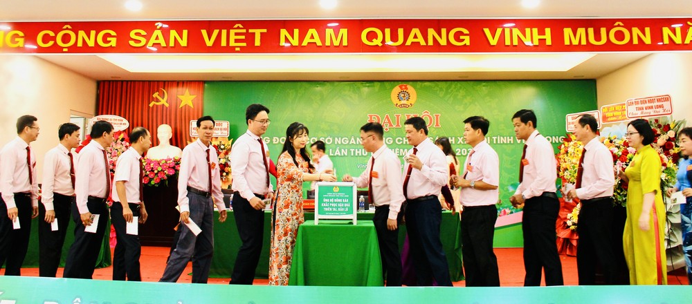 Chi nhánh NHCSXH tỉnh Vĩnh Long quyên góp ủng hộ đồng bào miền Trung, Tây Nguyên.