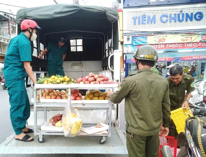 Ba Tri ra quân giải tỏa hành lang an toàn giao thông