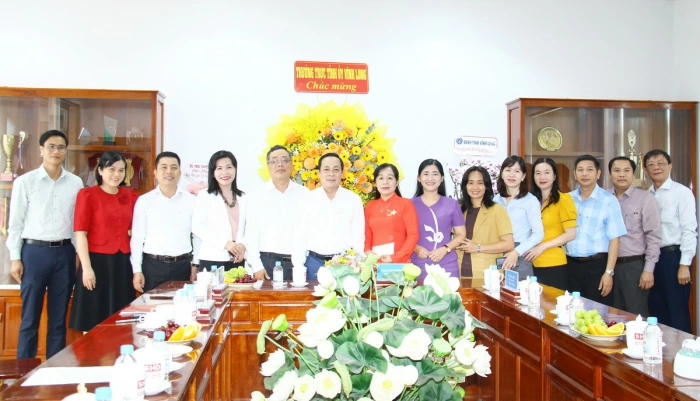 Phó Bí thư Tỉnh ủy- Lâm Minh Đằng thăm, chúc mừng cán bộ, giáo viên các cơ sở giáo dục