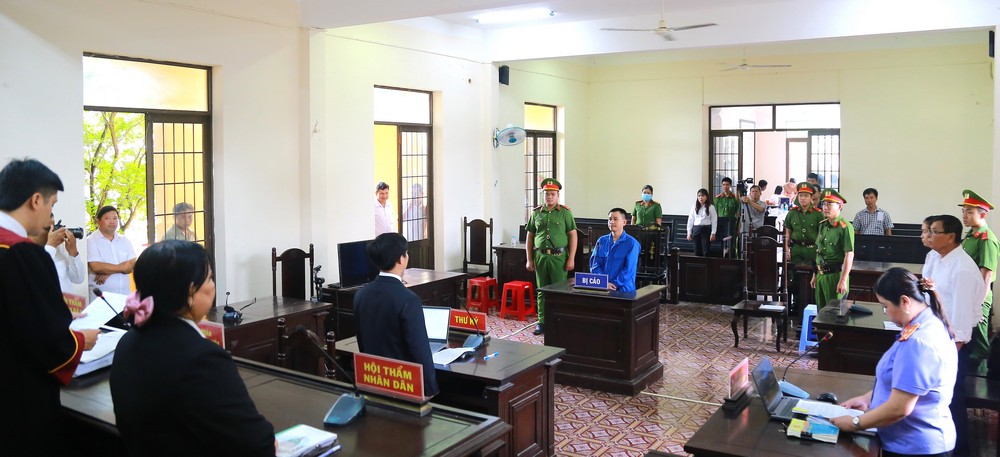  Phiên tòa xét xử bị cáo Thạch Nga.