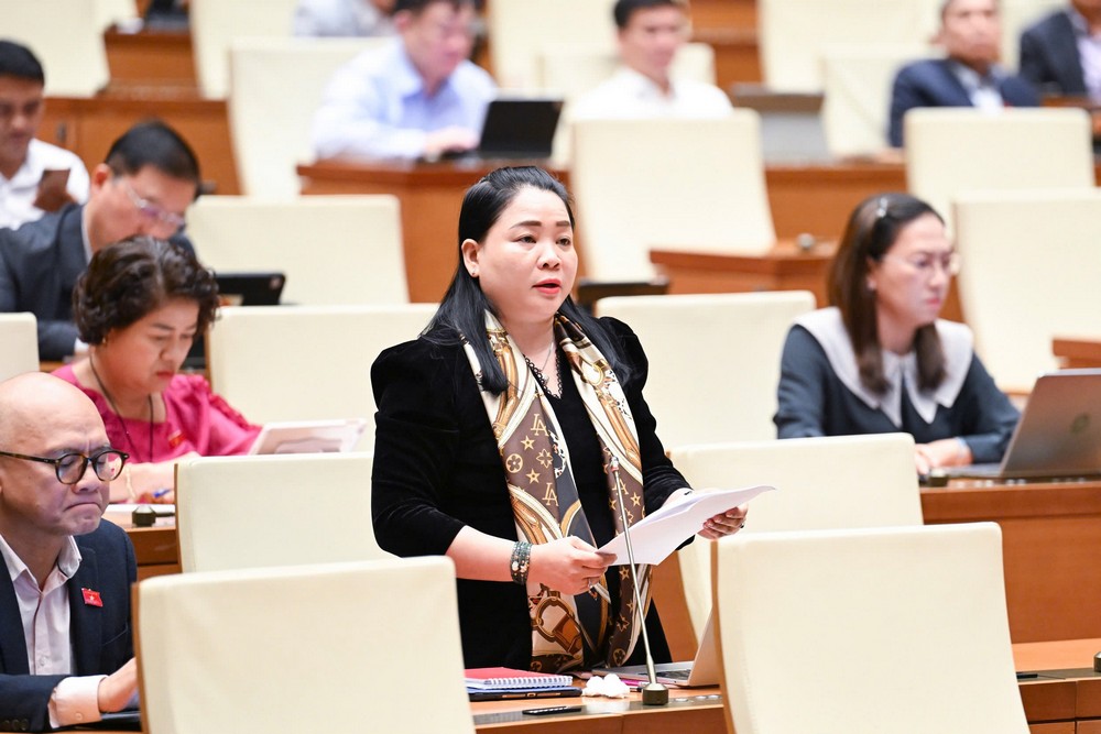 Đại biểu Quốc hội Huỳnh Thị Hằng Nga phát biểu thảo luận tại hội trường chiều 27/11.