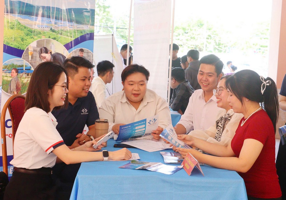 Doanh nghiệp và sinh viên trao đổi thông tin tuyển dụng tại các gian hàng.