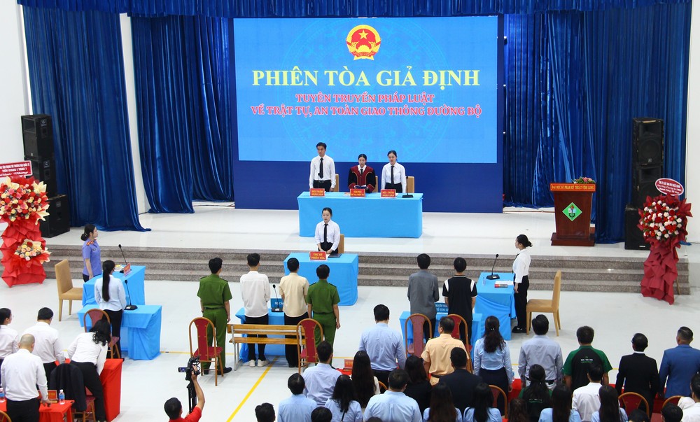 Phiên tòa giả định với chủ đề “Tuân thủ pháp luật- Bảo vệ chính mình và cộng đồng”. Ảnh: CAO HUYỀN