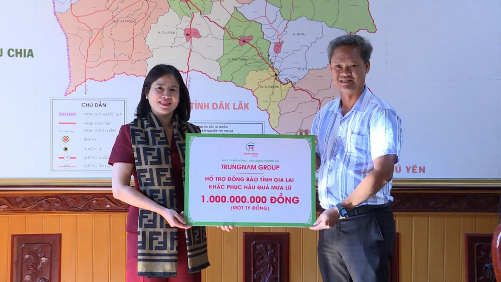 Đại diện Tập đoàn Trung Nam và các Công ty thành viên trao tặng ủng hộ đồng bào bão lụt tỉnh Gia Lai