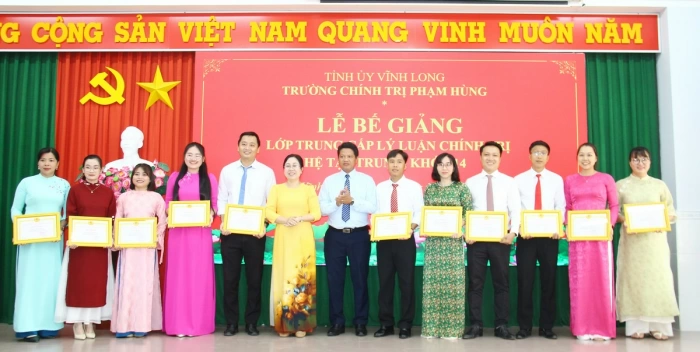 Bế giảng lớp Trung cấp Lý luận chính trị hệ tập trung K14