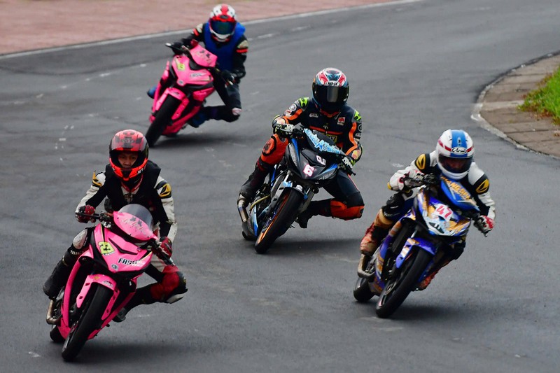 
Các tay đua vào cua trên đường chạy.

