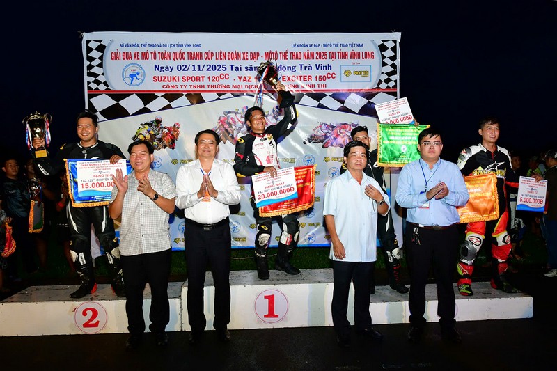 Phó Chủ tịch UBND tỉnh- Nguyễn Quỳnh Thiện (thứ 2 hàng đầu, bên trái qua) và lãnh đạo Sở Văn hóa, Thể thao và Du lịch Vĩnh Long trao giải cho các tay đua hệ chuyên nghiệp xe YAZ 125cc.