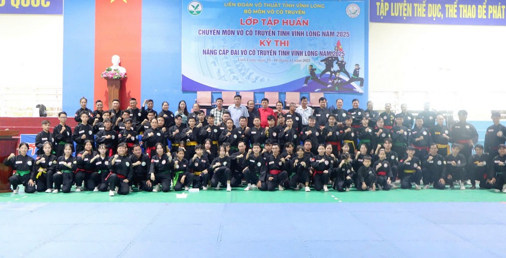 Ban tổ chức lớp tập huấn chụp ảnh lưu niệm cùng các học viên.