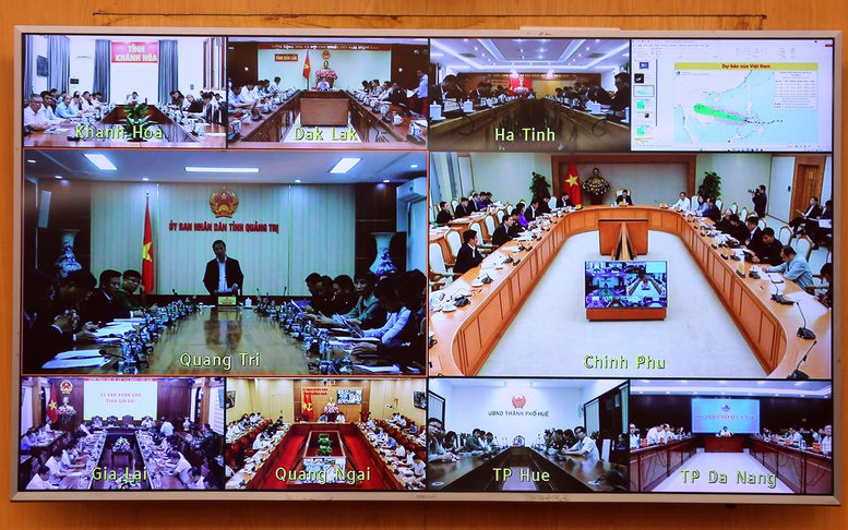 Lãnh đạo một số địa phương báo cáo về công tác khắc phục hậu quả mưa lũ và khẩn trương chuẩn bị ứng phó với bão số 13 - Ảnh: VGP/Minh Khôi

