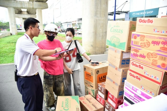 Bạn trẻ rủ nhau đi siêu thị mua quà cứu trợ, làm tình nguyện viên giúp đỡ đồng bào miền Trung