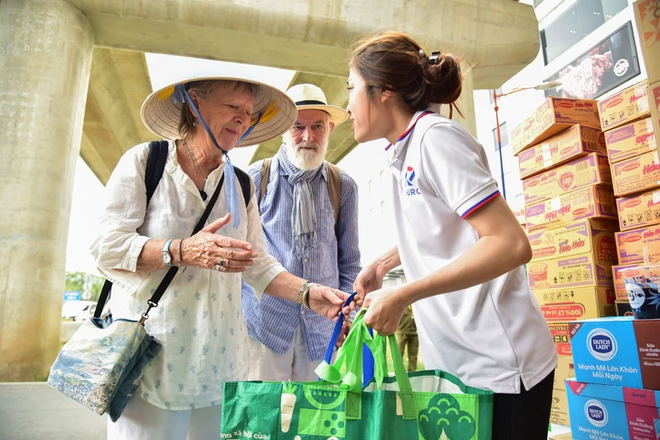 Vừa qua Việt Nam được 1 tháng, bà Pammy Michell (63 tuổi, quốc tịch Anh) cũng muốn giúp đỡ người dân miền Trung Việt Nam phần nào

