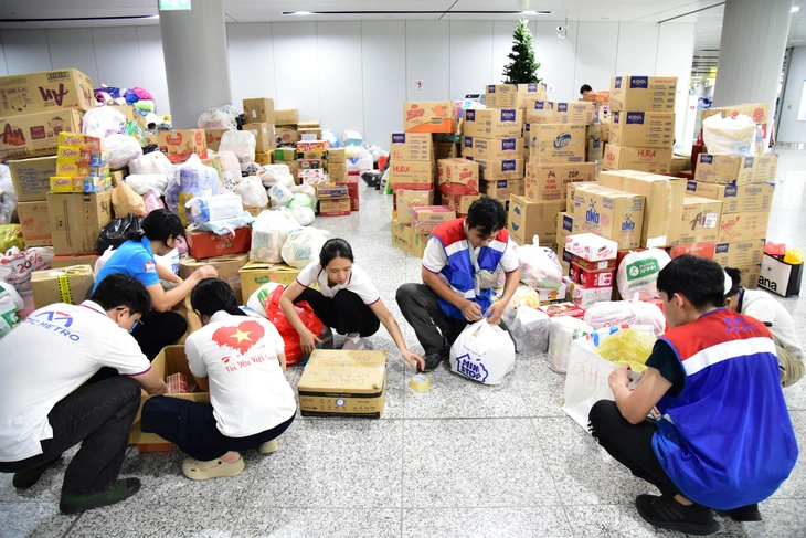 Nhân viên nhà ga Bến Thành làm việc hết công suất

