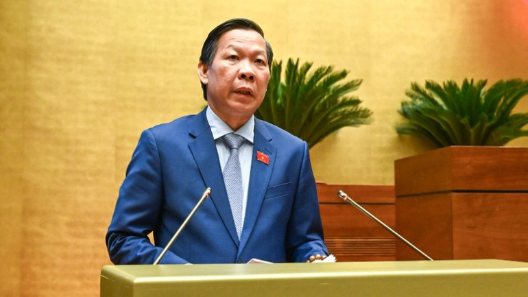 Chủ nhiệm Ủy ban Kinh tế và Tài chính Phan Văn Mãi trình bày Báo cáo thẩm tra. (Ảnh: DUY LINH)
