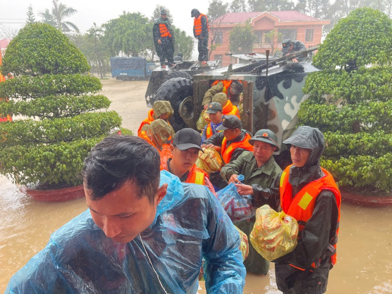 Ngày 21/11, LLVT Quân khu 5 sử dụng xe thiết giáp vận chuyển thực phẩm cứu trợ khẩn cấp cho bà con vùng lũ tỉnh Đắk Lắk.