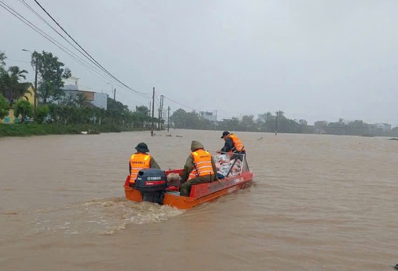Mưa lớn, lũ đặc biệt lớn, kết hợp với thủy triều cao đã gây ngập lụt hết sức nghiêm trọng trên địa bàn phía đông tỉnh Đắk Lắk.