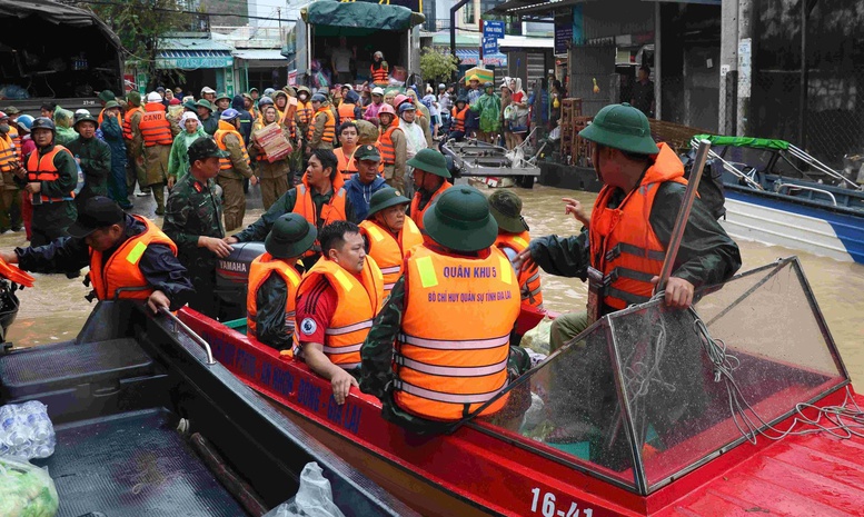LLVT Quân khu 5 triển khai cứu nạn và cứu trợ nhân dân vùng lũ.