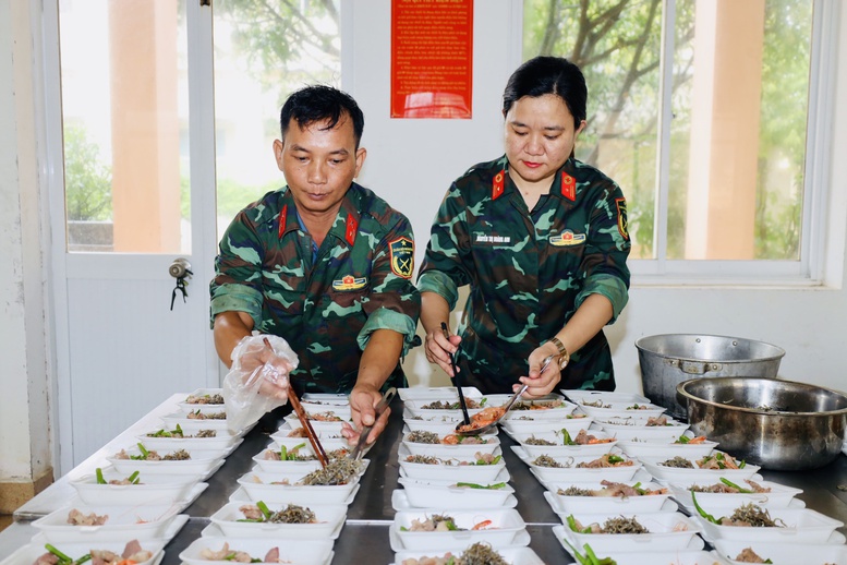 Bộ đội chuẩn bị các phần cơm để đưa đến vùng ngập sâu, chia cắt hỗ trợ người dân.