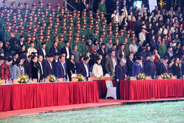 Thủ tướng kêu gọi chung sức đồng lòng, đồng cam cộng khổ, chia sẻ với đồng bào miền Trung