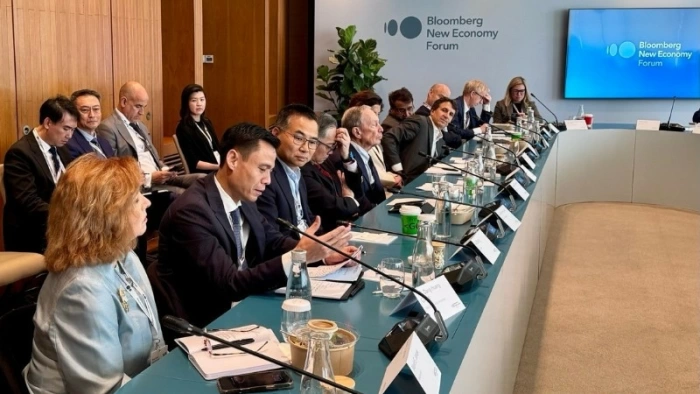 Thứ trưởng Ngoại giao Đặng Hoàng Giang tham dự Diễn đàn Kinh tế mới 2025 của Bloomberg tại Singapore