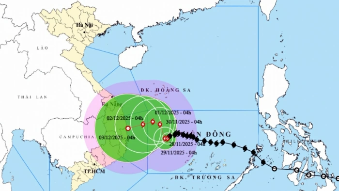 Bão số 15 đã giảm cấp, vẫn di chuyển phức tạp khó lường trên Biển Đông