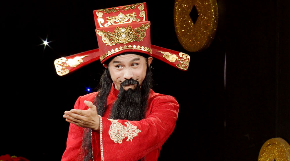 Đình Toàn với hình ảnh ông Thần Tài gần gũi trên sân khấu Thần tài gõ cửa.