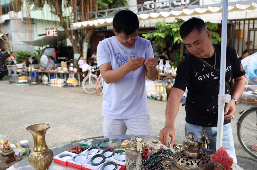 Bên cạnh chuyện kinh tế, những người yêu thích sưu tầm đồ xưa, đồ cổ tìm đến đây như một sân chơi để nâng cao hiểu biết về văn hóa.