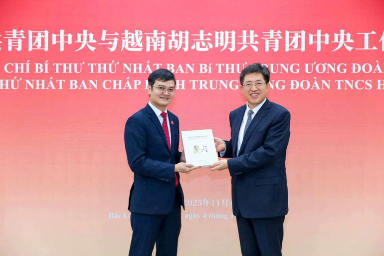 Đồng chí Bùi Quang Huy, Bí thư thứ nhất Trung ương Đoàn Thanh niên Cộng sản Hồ Chí Minh hội đàm với đồng chí A Đông, Bí thư thứ nhất Ban Bí thư Trung ương Đoàn Thanh niên Cộng sản Trung Quốc.