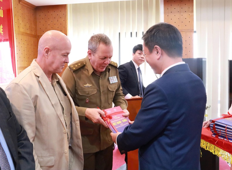 Cuốn sách 65 năm vun đắp tình hữu nghị thủy chung, mẫu mực Việt Nam - Cuba phản ánh phong phú và sinh động những dấu ấn lịch sử trọng đại vun đắp cho mối quan hệ đoàn kết đặc biệt, mẫu mực, hiếm có giữa Việt Nam và Cuba.