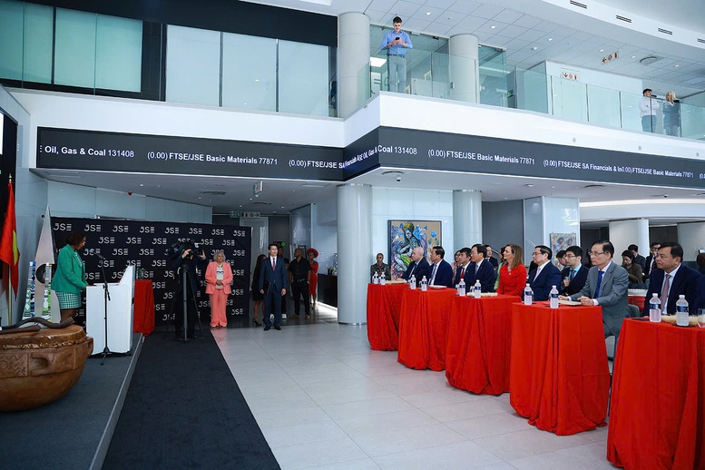 Thủ tướng Phạm Minh Chính và các đại biểu thăm phiên giao dịch tại Thị trường Chứng khoán Johannesburg - Ảnh: VGP/Nhật Bắc