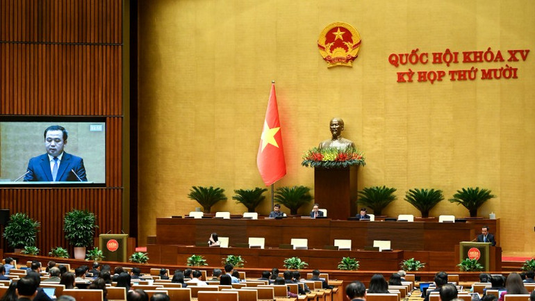 Quốc hội làm việc tại hội trường nghe Tờ trình và Báo cáo thẩm tra về dự thảo Nghị quyết của Quốc hội quy định một số cơ chế, chính sách tháo gỡ khó khăn, vướng mắc trong tổ chức thi hành Luật Đất đai. (Ảnh: DUY LINH)