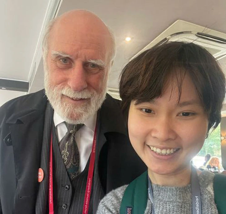 Nguyễn Hải Ly cùng GS Vinton Gray Cerf, người được mệnh danh là cha đẻ Internet - Ảnh: NVCC