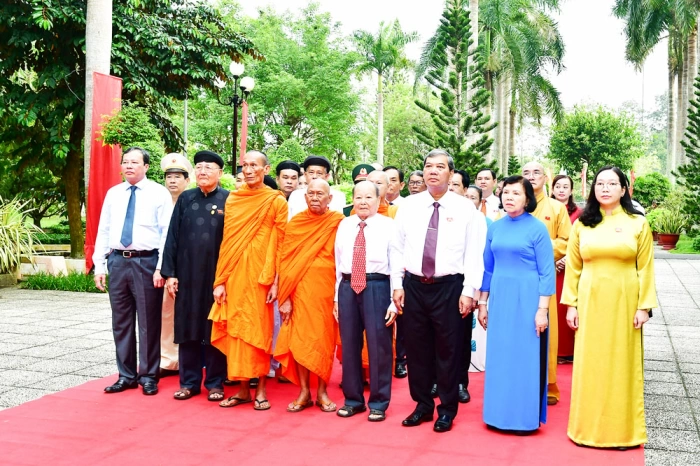 Đoàn tham dự Đại hội đại biểu MTTQ Việt Nam tỉnh viếng Đền thờ Bác Hồ và Nghĩa trang liệt sĩ
