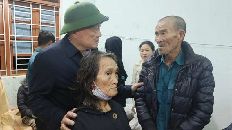 Phó Thủ tướng Thường trực Nguyễn Hòa Bình thăm hỏi, động viên nhân dân trên địa bàn phường Đông Hòa, tỉnh Đắk Lắk.