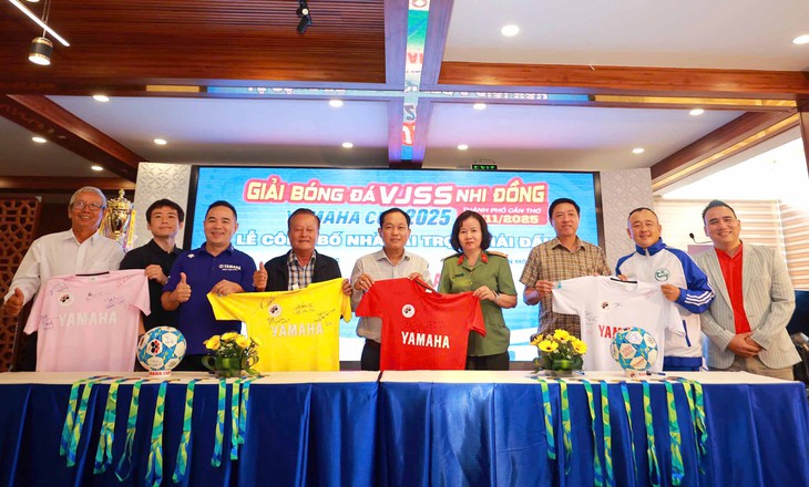 Ban tổ chức giới thiệu áo và bóng thi đấu chính thức của giải - Ảnh: BTC

