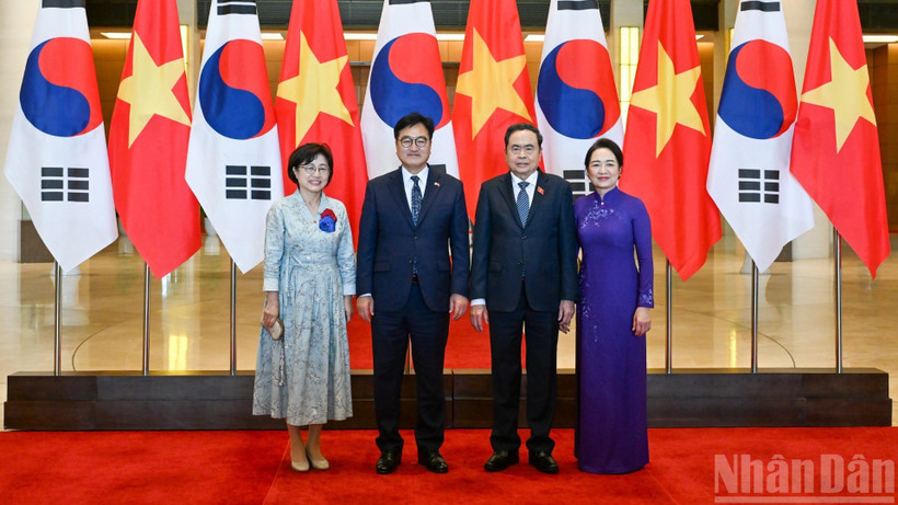 Chủ tịch Quốc hội Trần Thanh Mẫn và Phu nhân Nguyễn Thị Thanh Nga và Chủ tịch Quốc hội Hàn Quốc Woo Won Shik và Phu nhân Shin Kyunghye tại lễ đón. (Ảnh: DUY LINH)
