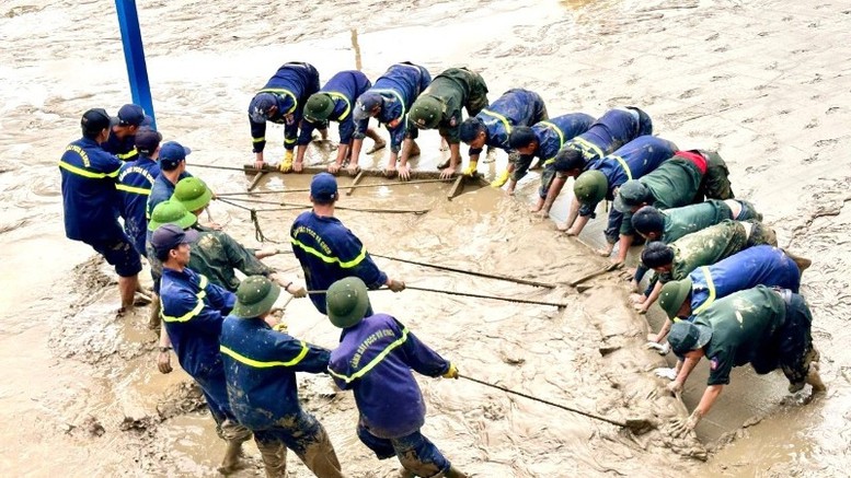 Công an Quảng Trị chi viện, hỗ trợ khắc phục hậu quả mưa lũ tại Huế - Ảnh: Các đồng chí công an tỉnh Quảng Trị hợp sức cào bùn ở sân trường tại thành phố Huế