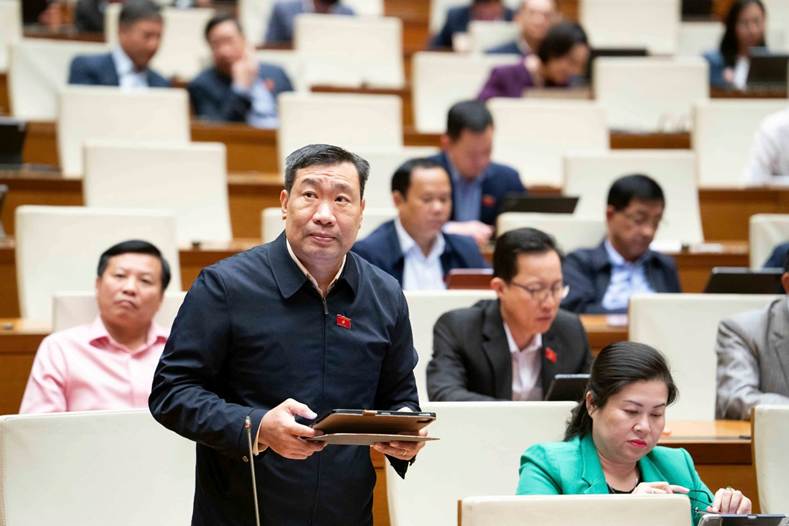 
Phó Trưởng đoàn chuyên trách Đoàn đại biểu Quốc hội tỉnh Vĩnh Long

Thạch Phước Bình phát biểu thảo luận tại hội trường chiều ngày 26/11. (Ảnh: media.quochoi.vn)